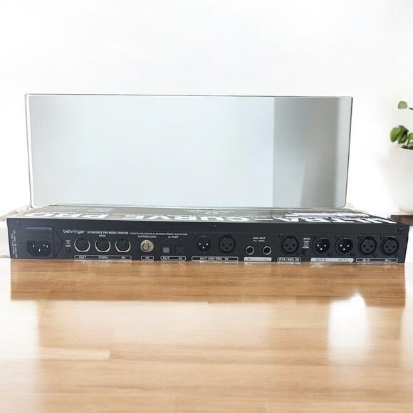 Behringer Ultra-Curve Pro DEQ2496 Mastering Processor Equalizer - Picture 3 of 4
